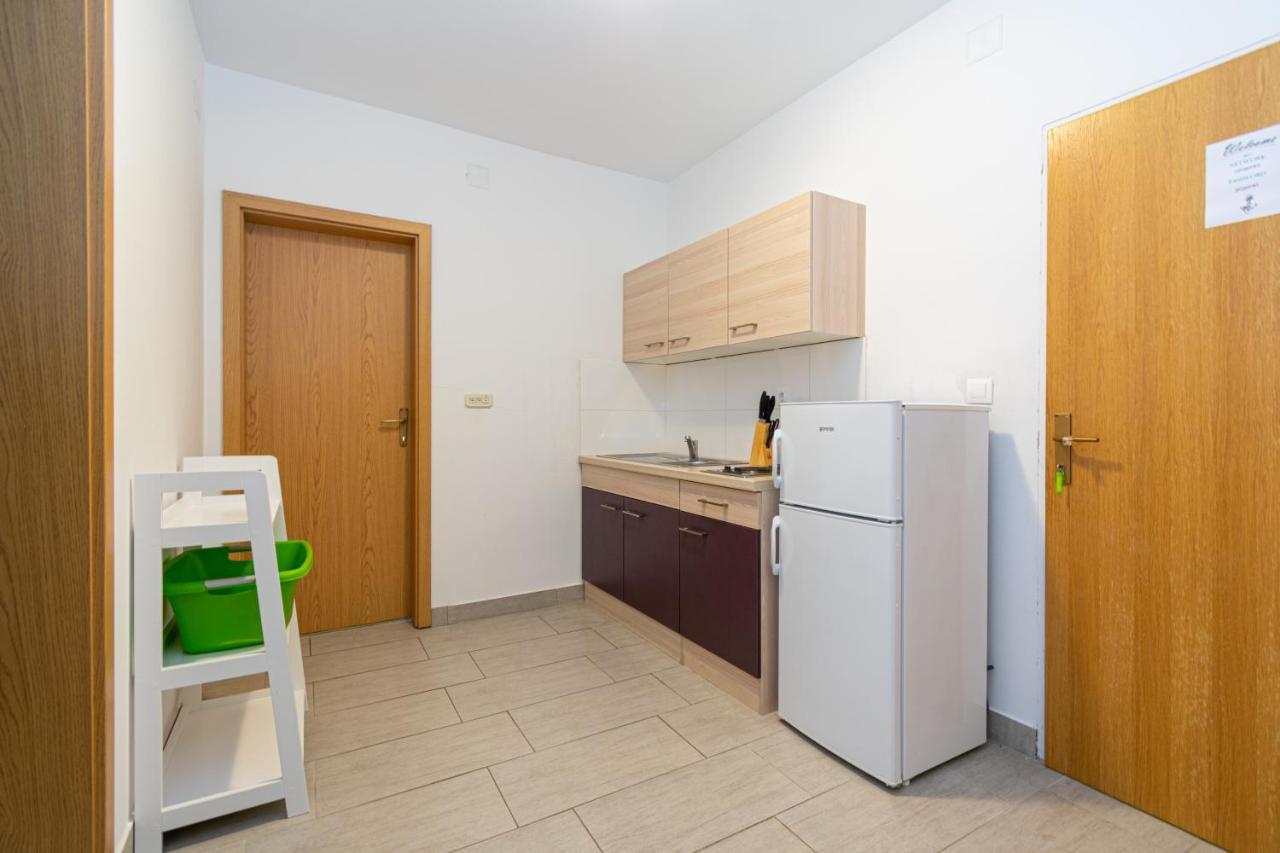 Apartments By The Sea Mandre, Pag - 3084 Kolan Buitenkant foto