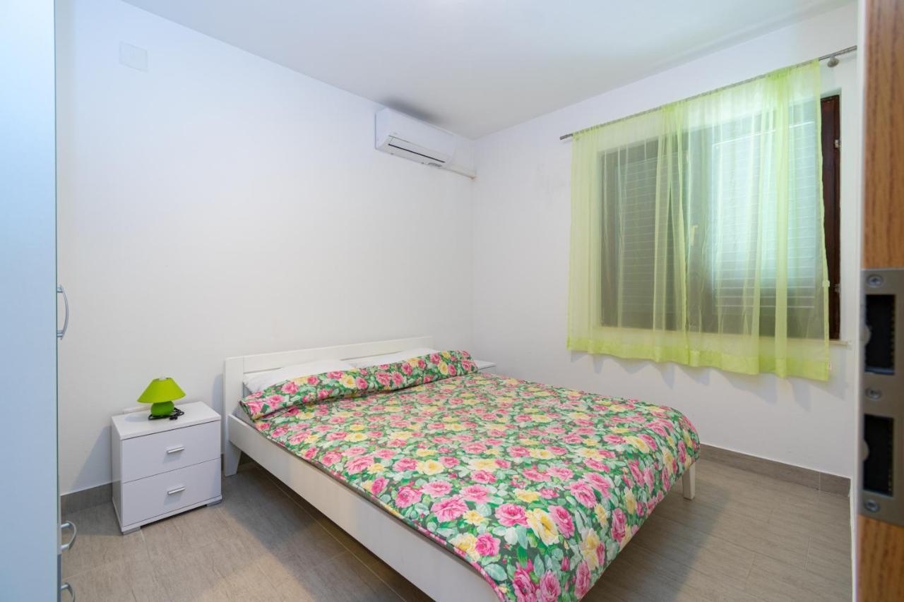 Apartments By The Sea Mandre, Pag - 3084 Kolan Buitenkant foto